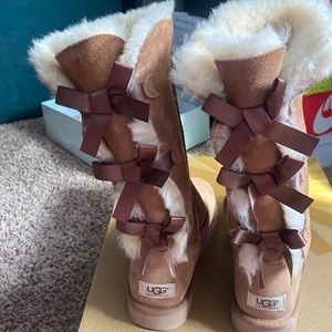 Tan triple bow great condition tan UGGs